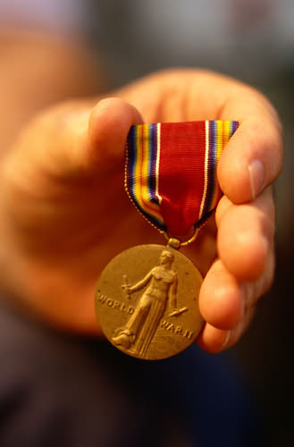 hand holding medal, getty image AA014955 (RF)
